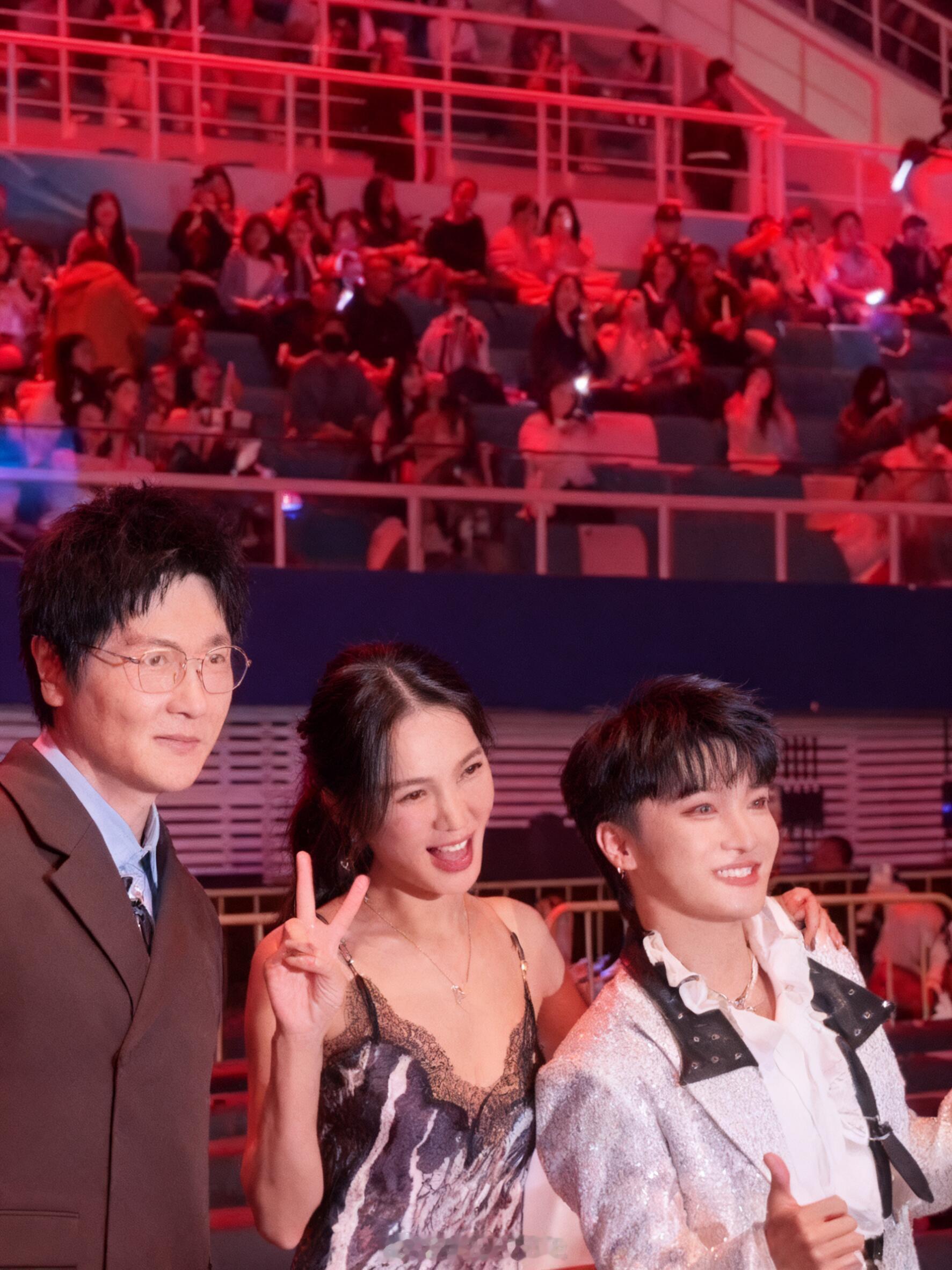 周深回应与Ella合唱周深说与Ella合唱与青春再次相遇了小时候mp3里循环El