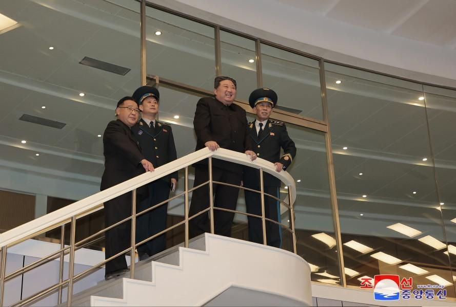 11月22日上午金正恩访问朝鲜国家航空航天技术总局平壤综合管制所，了解进入轨道的