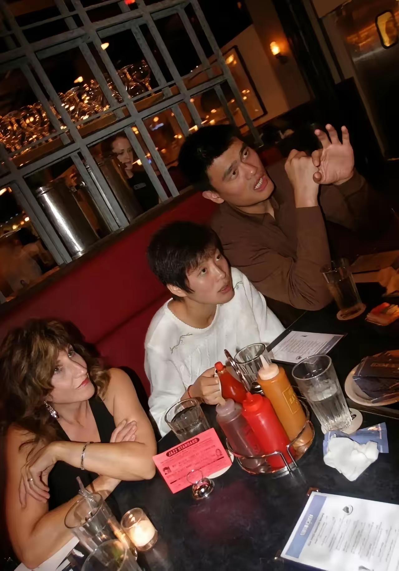 姚明和叶莉在美国用餐的事儿还挺有意思。之前姚明带家人去休斯敦，在老字号Goode