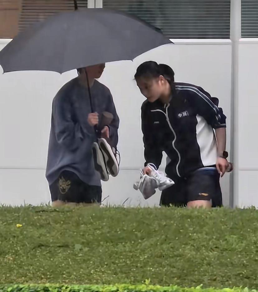 新鲜的王曼昱，
两个人雨中同行，
如果我和鳗鱼一把伞，
我会为她打伞，
保证不会