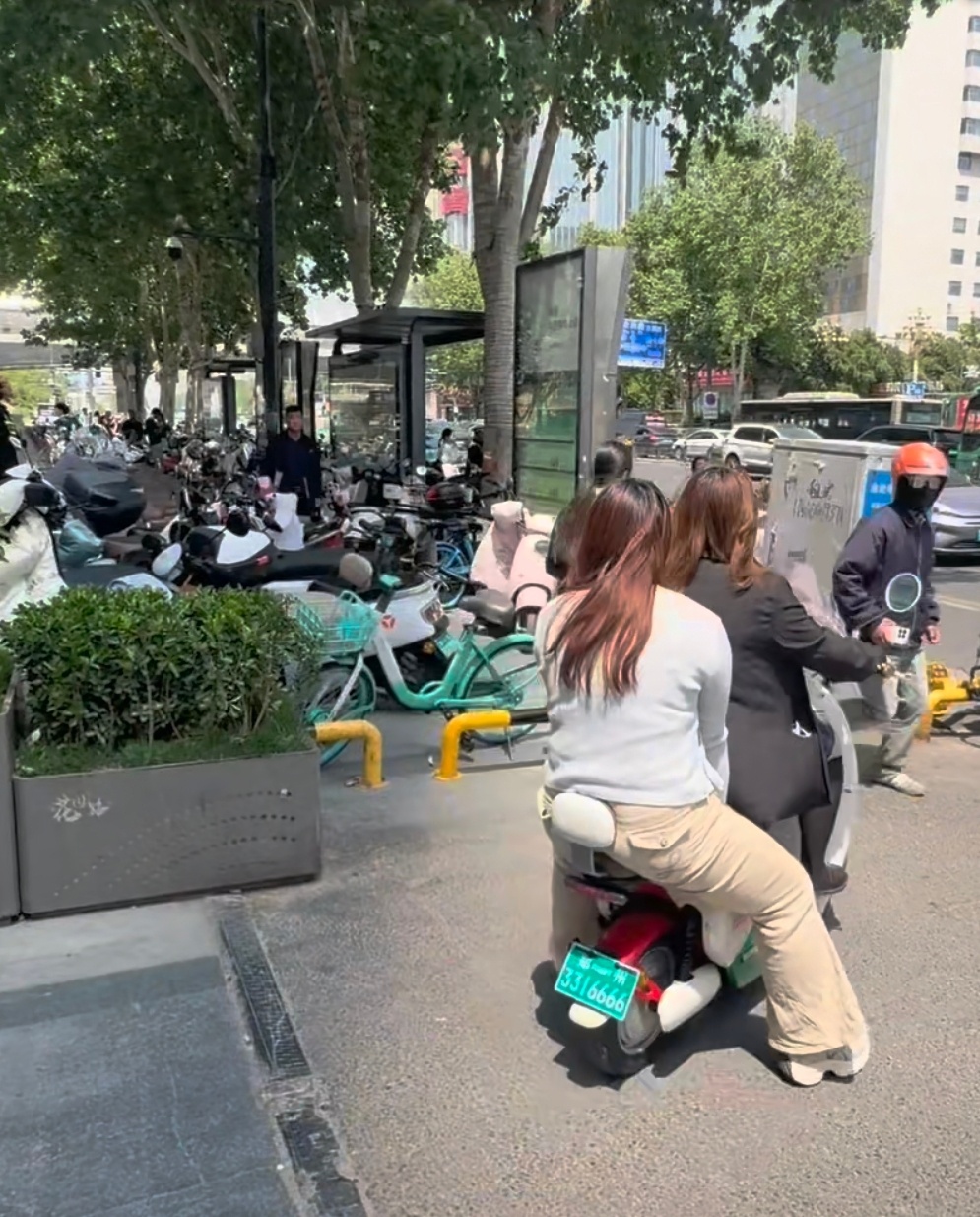 看完整个故事，突然觉得好治愈。在这个大家都充满防备的时代，一个实打实的大奖，不仅