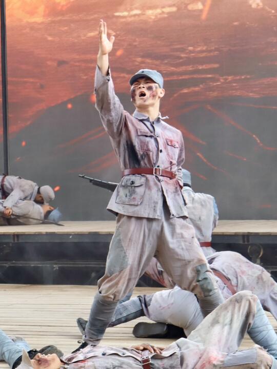 在黄河边，看《黄河大合唱》……