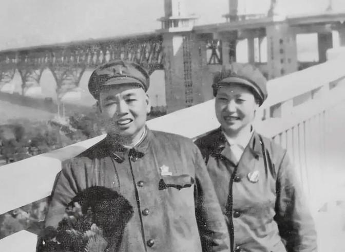 1943年，37岁的许世友在新婚之夜，对着19岁的新婚妻子说了一句话后，拔枪对准