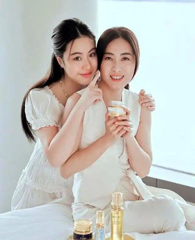 刘銮雄16岁女儿广告首秀，面容秀丽神似父亲，与甘比合影像姐妹！ ​​​