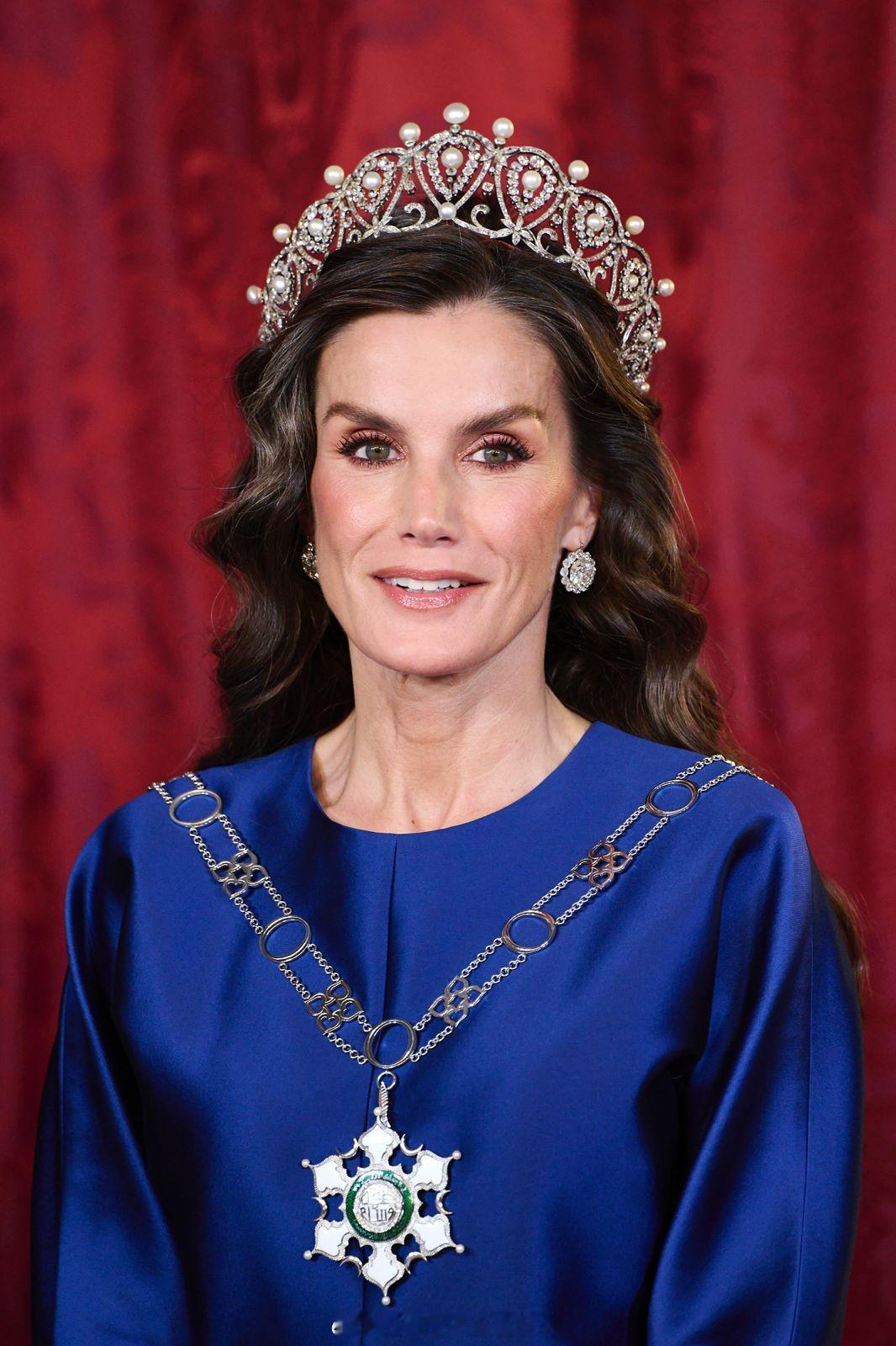 在出席阿曼苏丹来访晚宴时，莱蒂齐亚王后佩戴了阿曼民事勋章（first class