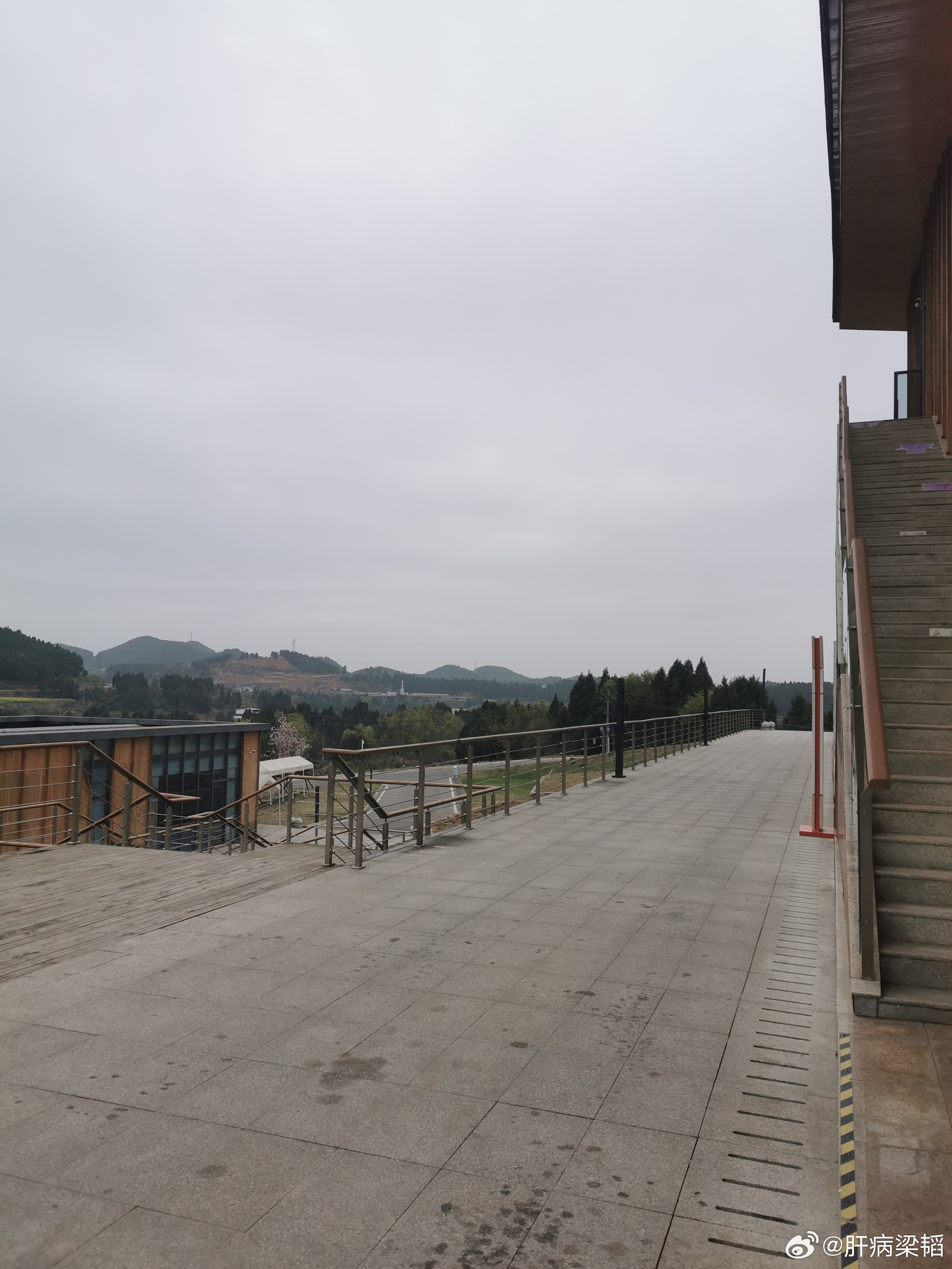 还好提早配了电动车，跑来跑去不心疼。这中东动荡，居然把国内电动车又推了一把，所以