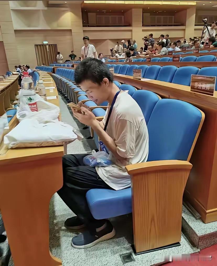不知道大家注意到没有，韦东奕在很多公开场合看手机时，他的眼睛都离手机屏幕特别的近
