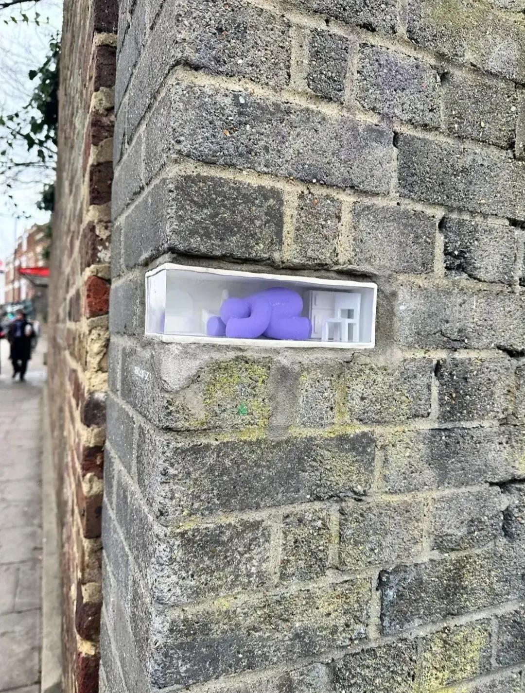 伦敦街头的艺术墙，谁知道这是什么含义？