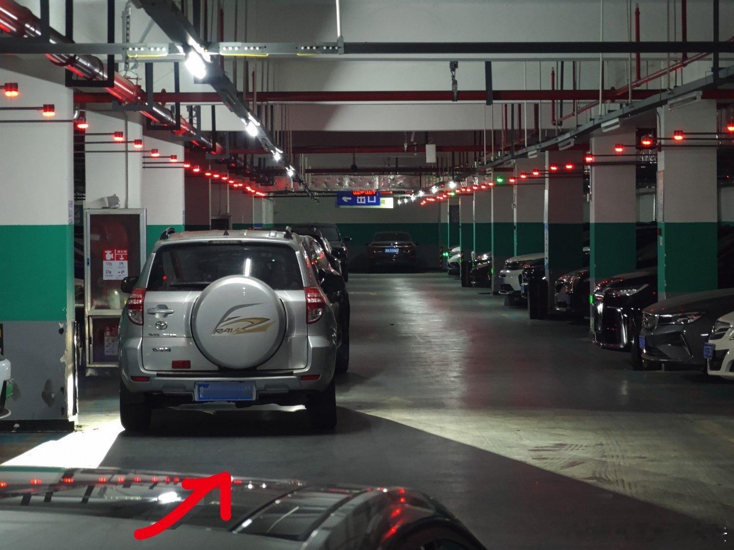 论人停车能有 多蠢 多自私千佛山医院不好停车是共识一般指挥的大叔就会让来院的人在