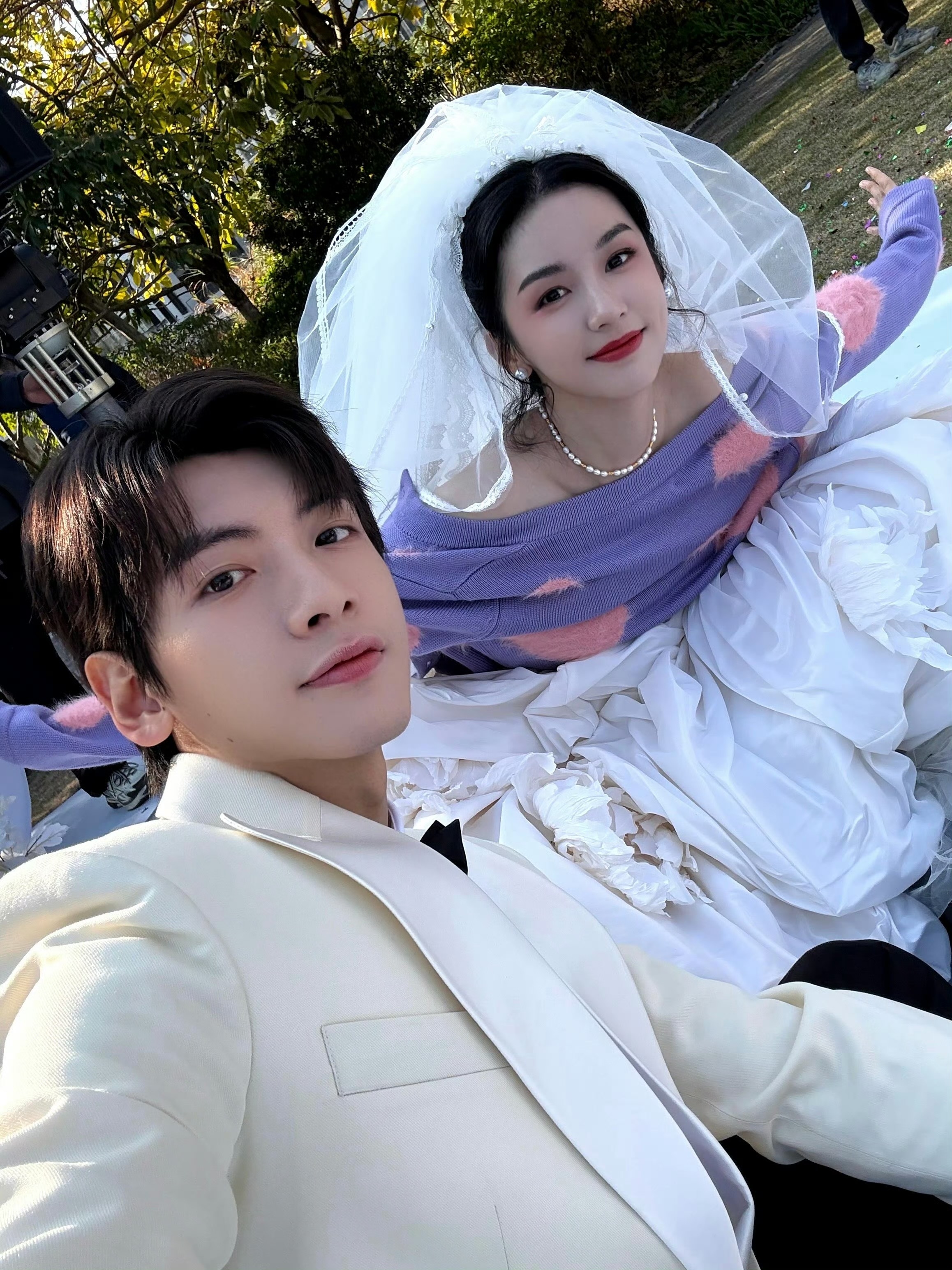 今天我们欢聚在这里就是为了庆祝椰奶大婚！！！周也翟潇闻你好1983婚纱合照