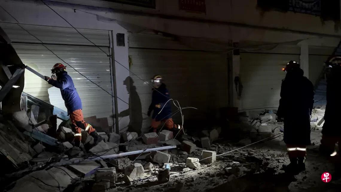 海拔4800米，零下4度，深夜地震来了，7级，是今年以来国内最大的一次地震。
截