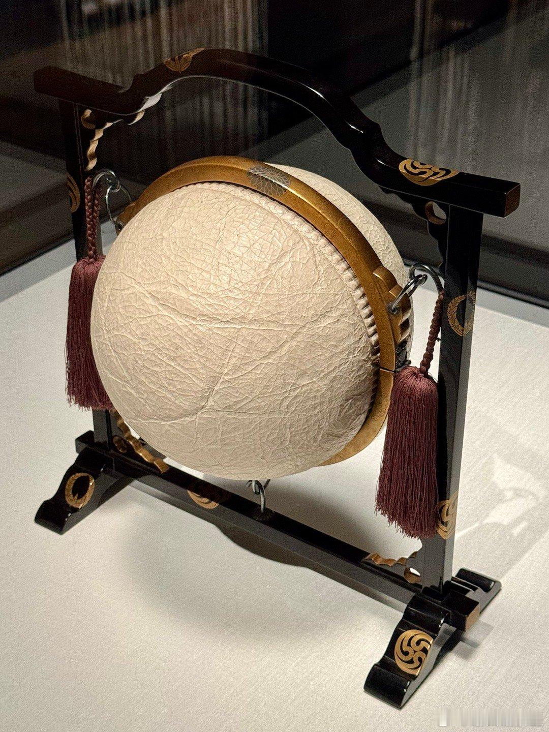 东京三得利美术馆特展：名品或迷品。在日语中，「名品」与「迷品」是一组发音相同（m