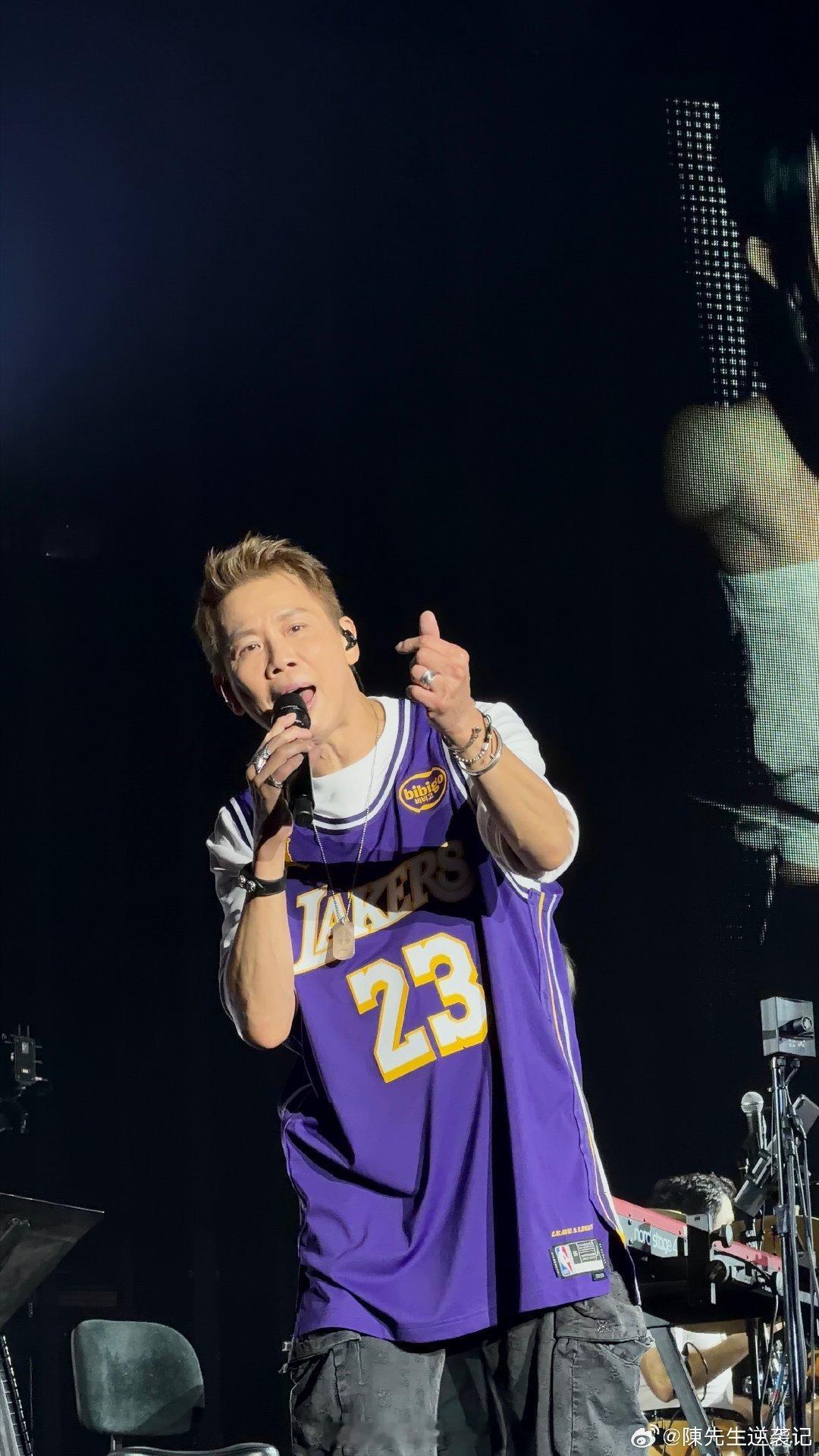 谁偷了陶喆的背心 全网通缉偷背心的人！陶喆的克罗心背心都敢偷，连老头背心都不放过