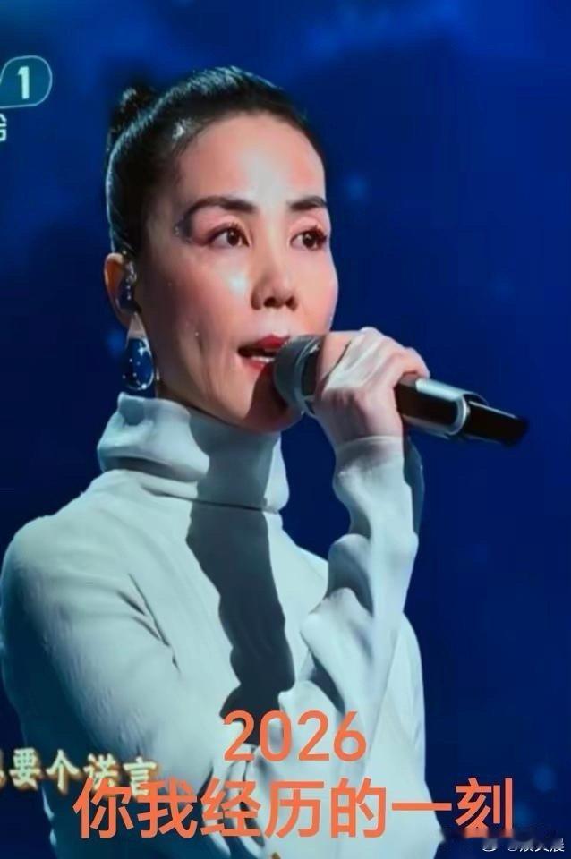 王菲两届春晚造型隔空呼应，依旧是大道至简的风格，白裙加身气质绝尘，简约中藏着高级