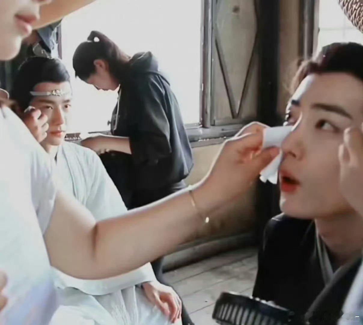 每次肖战搞妆造 王一博都在旁边盯着他🥺🤏🏻 