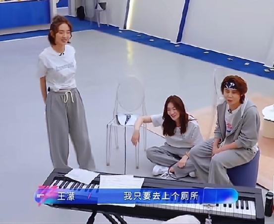 王濛上一秒刚进厕所，下一秒李小冉的电话就打进来了，王濛开玩笑说看到李小冉电话一紧