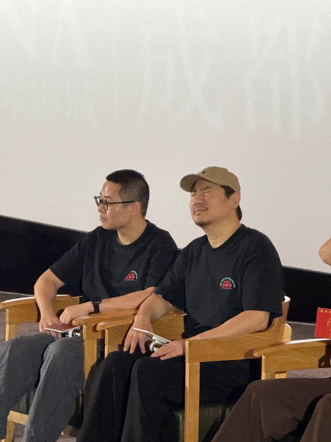 蒋奇明下颌线抢镜欢迎来龙餐馆 有人说蒋奇明长得“东南西北的”，这分明是长了一张电