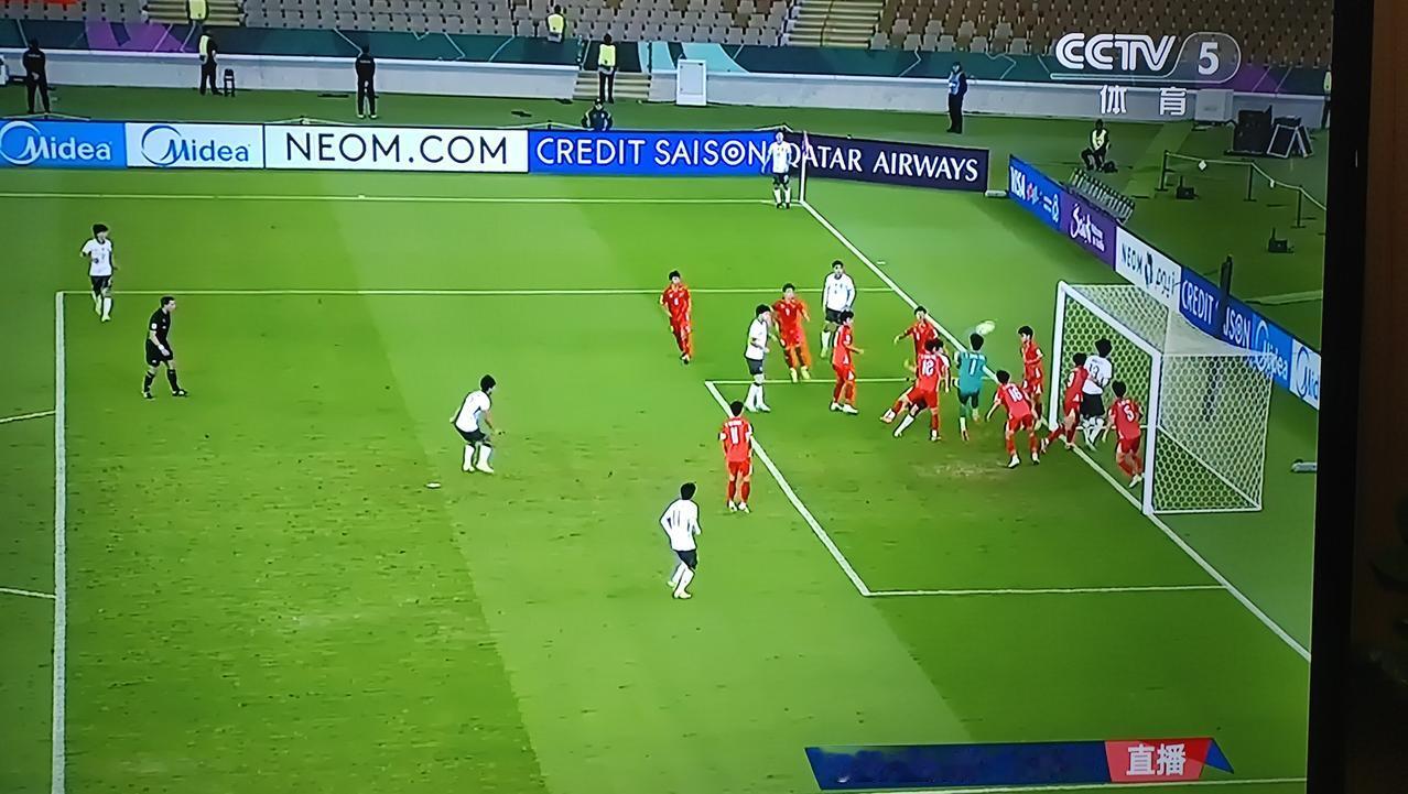 进球了！下半场刚开始几分钟，我们就利用角球机会取得了进球！中国队目前1：0领先，