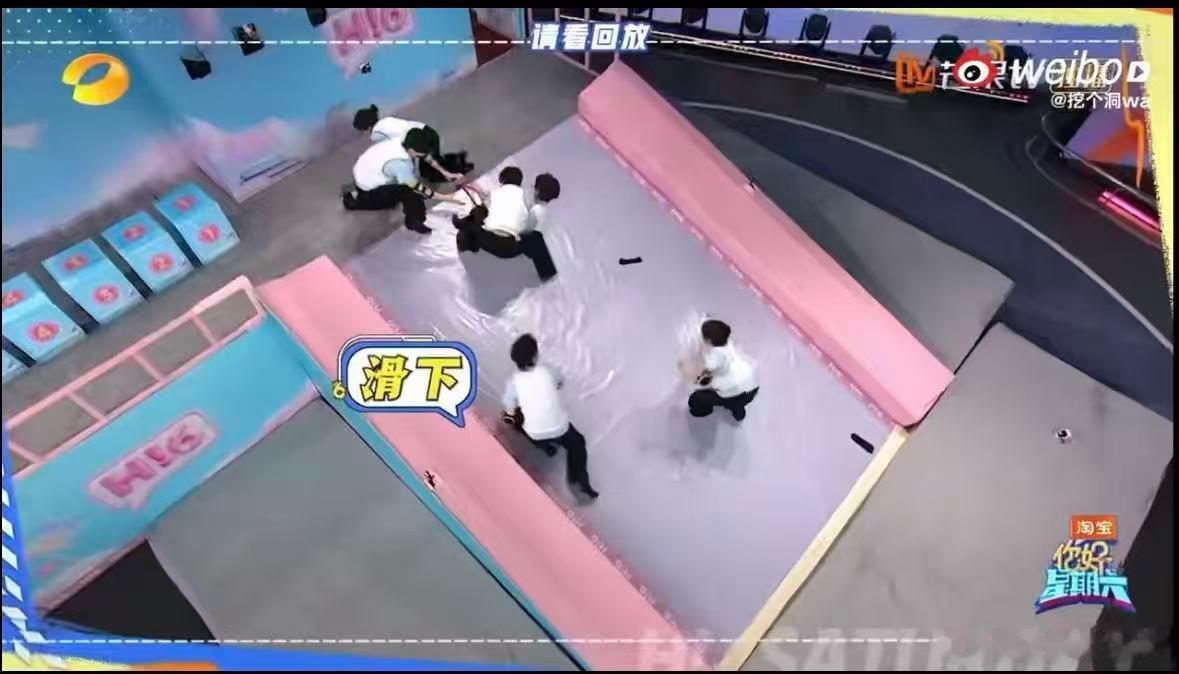 辛云来耳朵红透了 辛云来害羞但大大方方 你好星期六 害羞是本能，大方是素养，辛云