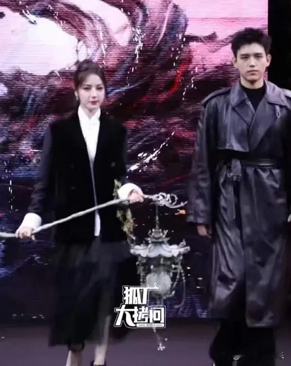 迪丽热巴的脸也崩了，再次出现的她脸垮身材变形，已经不是内娱顶级颜霸了。

迪丽热