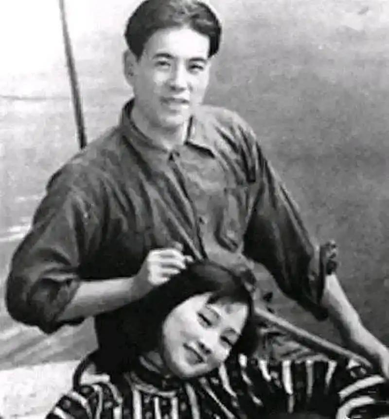 1940年，唐生明奉命假装投靠汪精卫。汪精卫心生猜疑，故意询问：“你这次不会是来