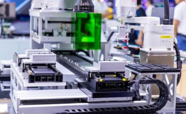 荷兰光刻机巨头ASML表示，现在在美国的技术封锁下，中企想获取EUV光刻机几乎不