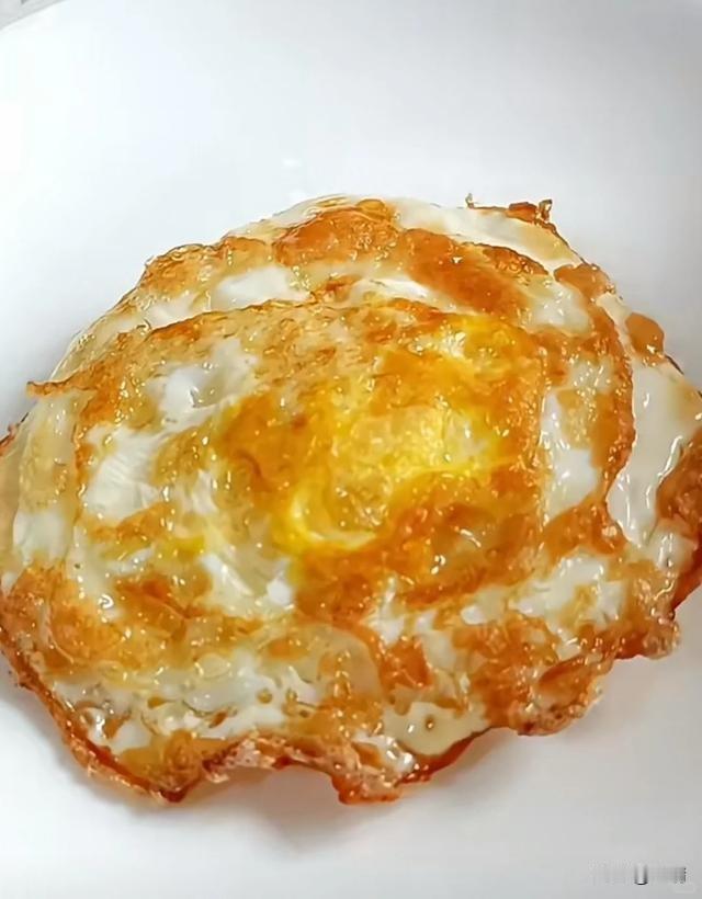 我认为煮鸡蛋。
日常餐桌上，鸡蛋算得上是最家常的食材了，有人偏爱焦香的煎鸡蛋，而