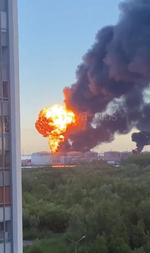 太狠了！普京老家被乌军无人机炸穿，1100公里千里奔袭，百国代表亲眼见证，俄军防