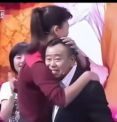 著名表演艺术家潘长江老师人品端正，相貌堂堂，演技高超，所以一直深得女粉丝芳心。近