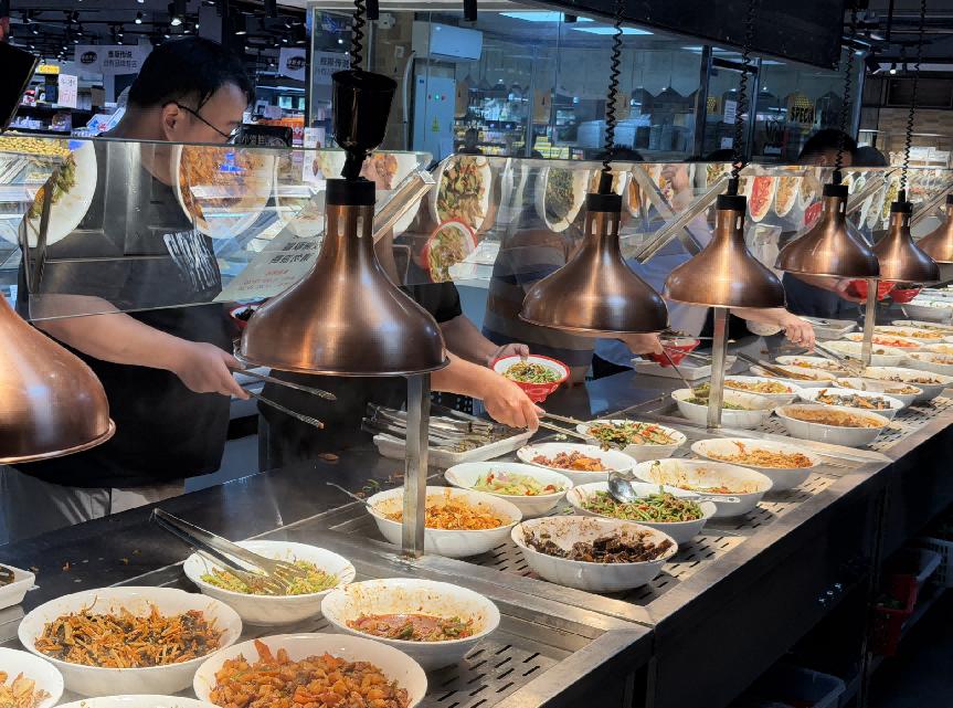 最近超市餐饮彻底卷疯了，多家商超推出9.9元自助快餐。

别看这么便宜，四十多道