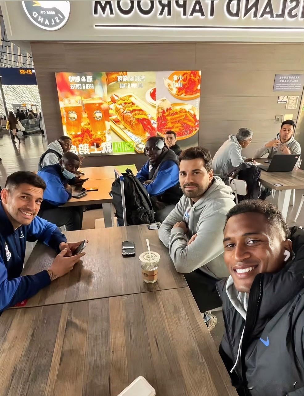 同样是联赛结束后打亚冠，
两支上海球队的态度却很不同，
海港还是用残阵出战，而申