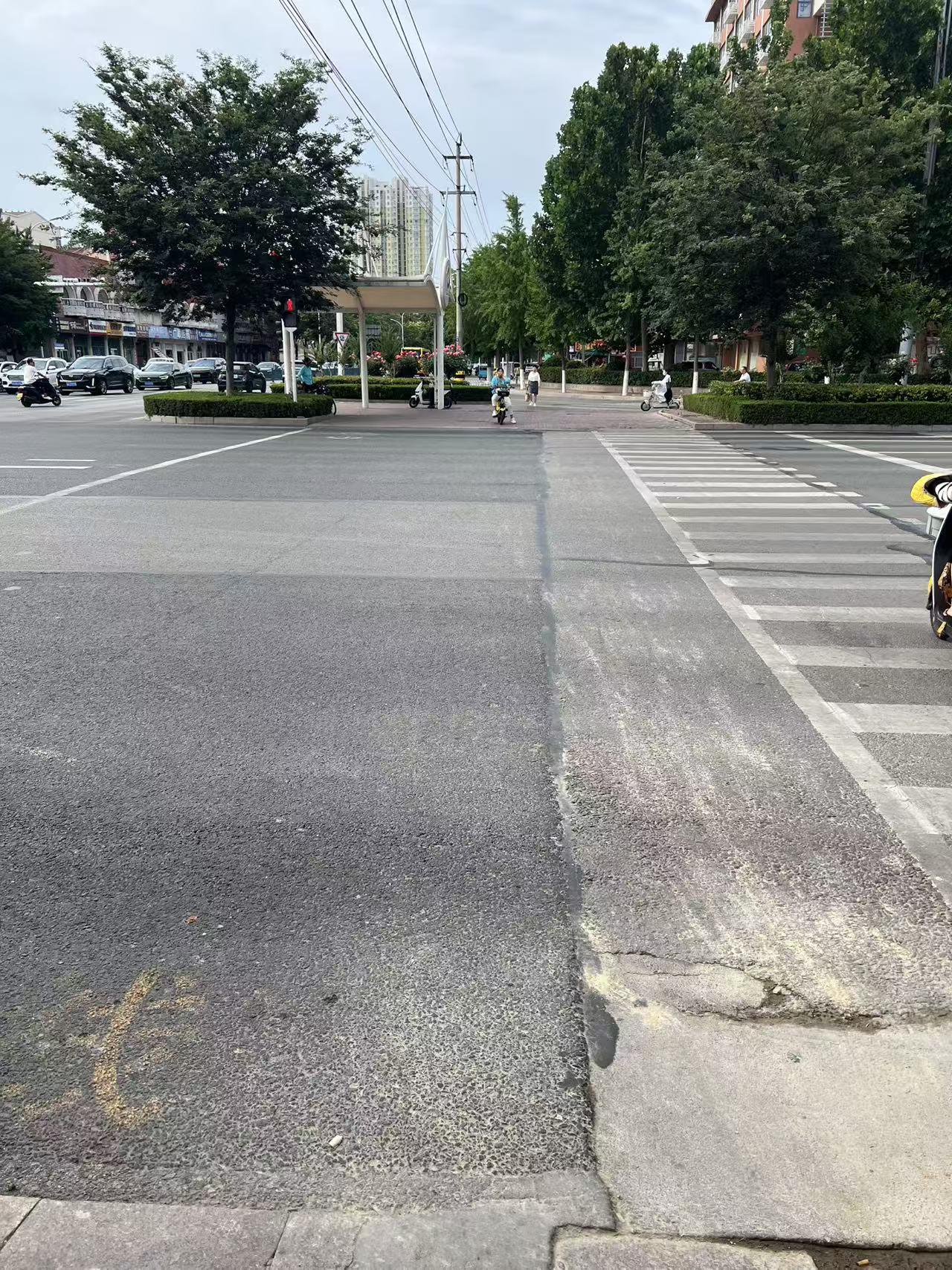 【济宁洸河路济安桥路地砖破损，市民问政追问巡查机制】日前，有市民通过济宁市网络问