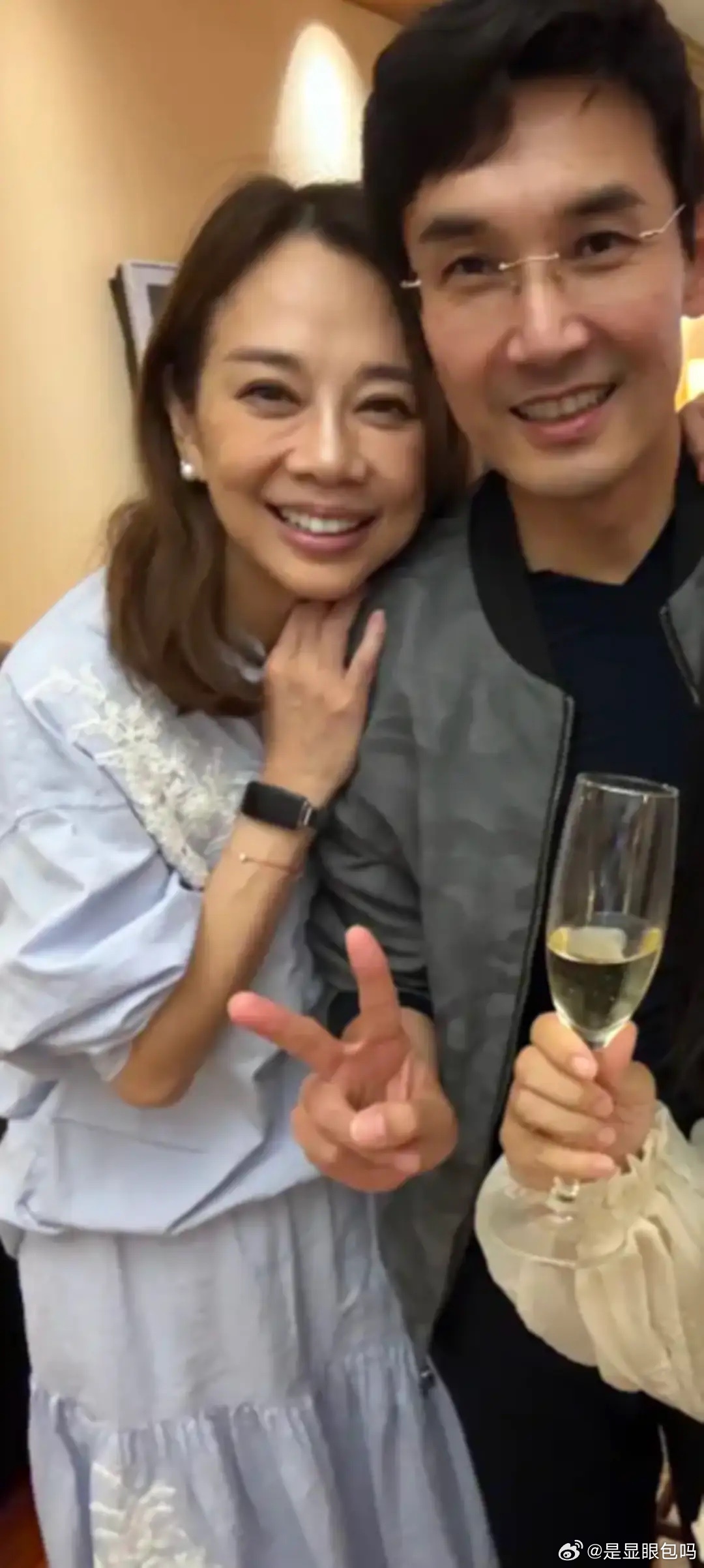 55岁陈松伶与朋友聚餐，真不能再瘦了，手臂细如竹竿，气色也不好！ 