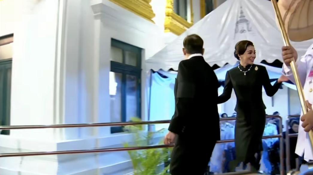 泰王与妻妾同框，画面如同拍摄电视剧，也太真实了！近日泰王带着家人出席诗丽吉太后的