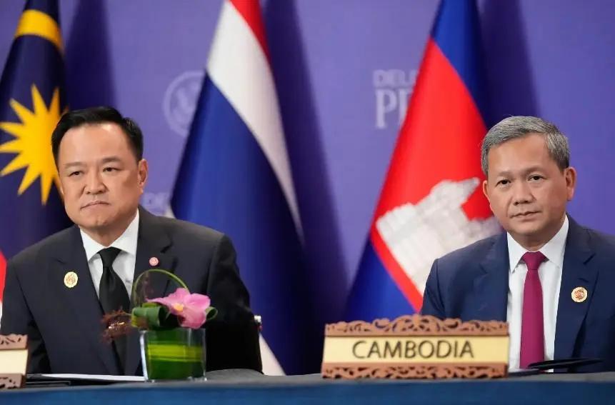 柬埔寨称停火，泰国继续打，谁来救两国边境？。
泰国和柬埔寨边境又爆发冲突。泰国军