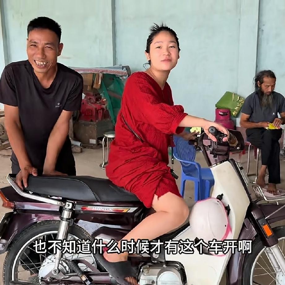小叔买了一辆二手摩托车花了1800元，从买这台车一直到推回来，小叔一直笑得合不拢
