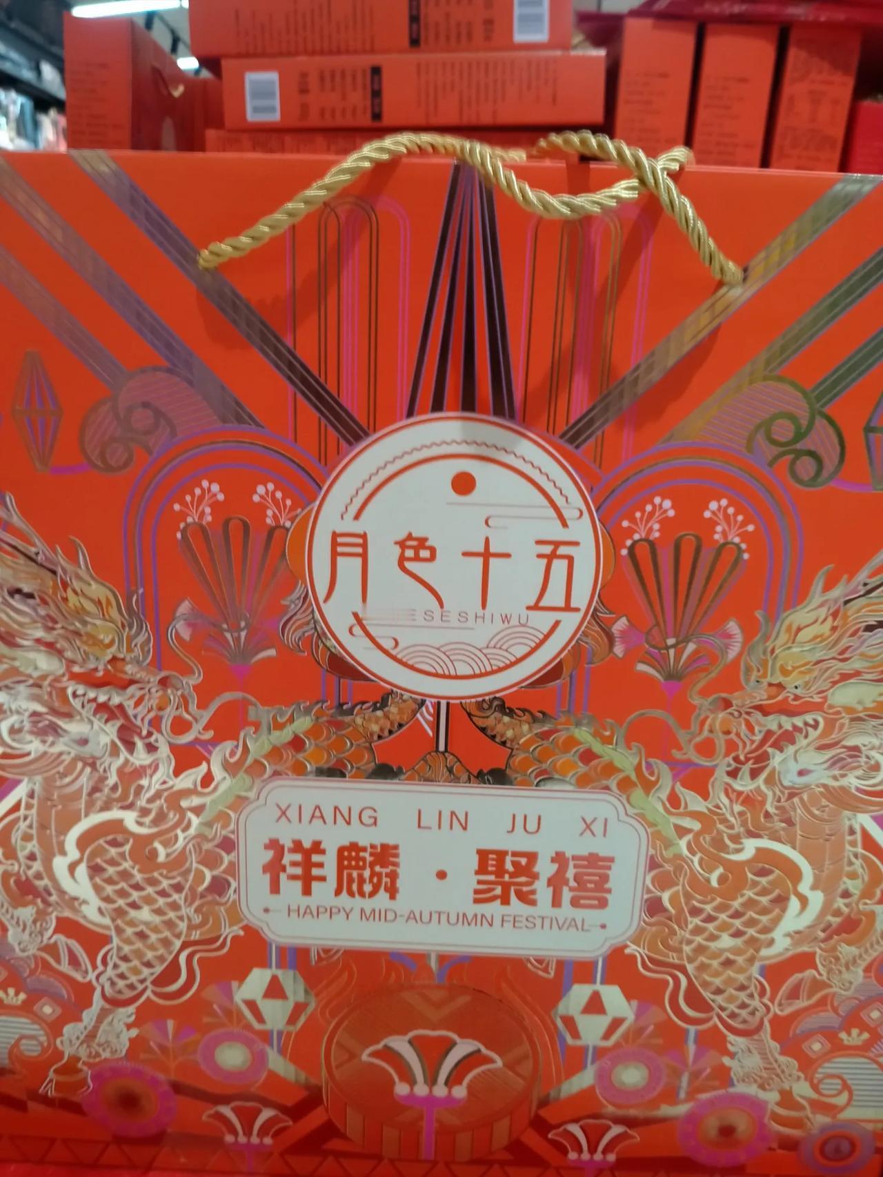 #团圆时刻喝国台#皎洁月光轻柔地洒落在楼阁之上，家人团聚的宴席间，欢乐的笑声此起
