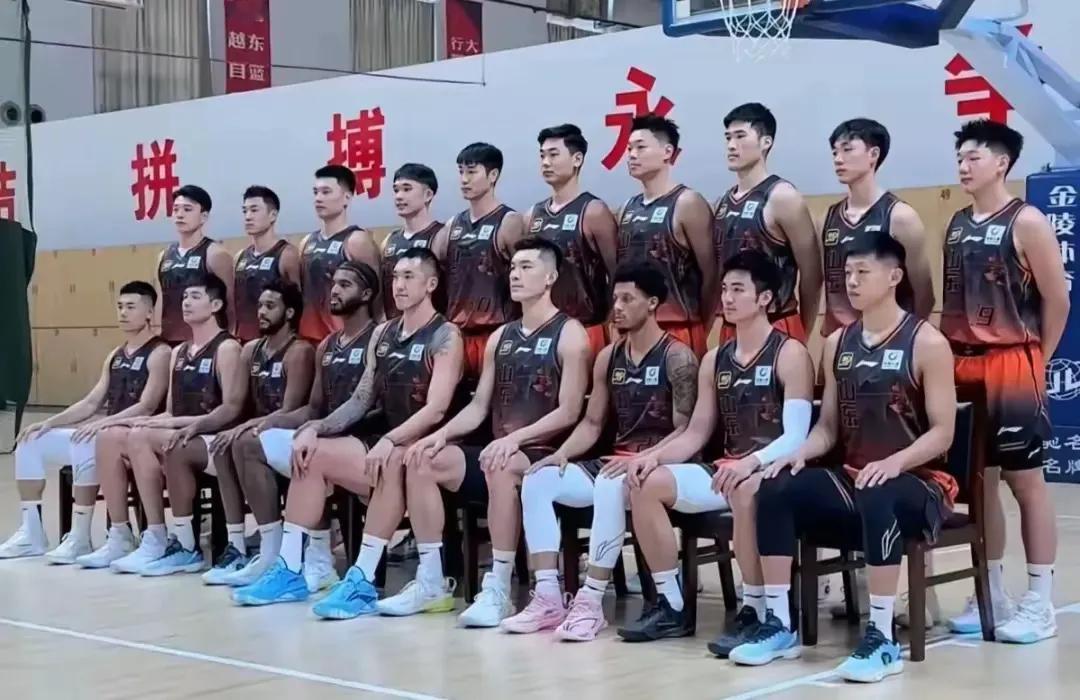 山东男篮全队今天返回济南，稍作休整，明天全队赶赴临沂分主场，开启备战新赛季。
目