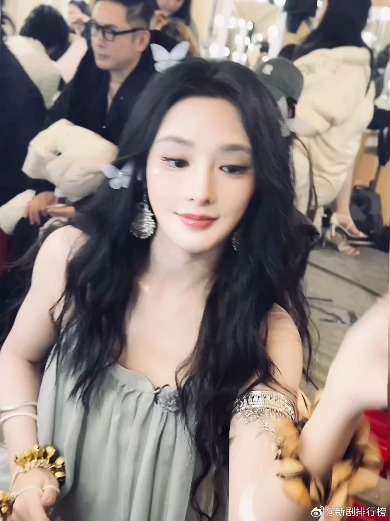 彭小苒晒浪姐后台自拍 救命！彭小苒随手拍都像拍大片！镜头里的她慵懒又迷人，这氛围