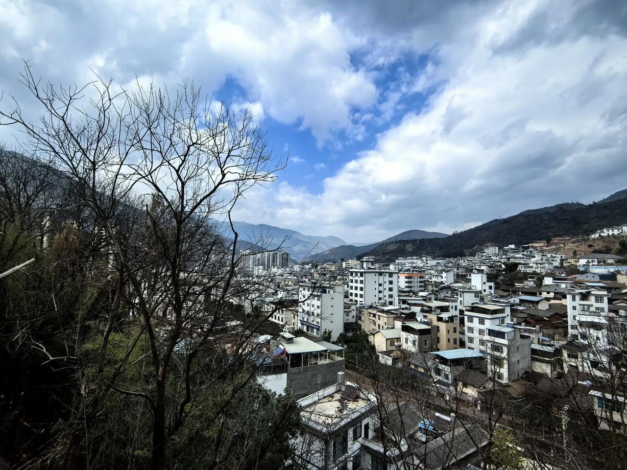 春节一定是回老家。旅游太累了，人一过四十，就看淡了。旅游？去别人待腻的地方？不了