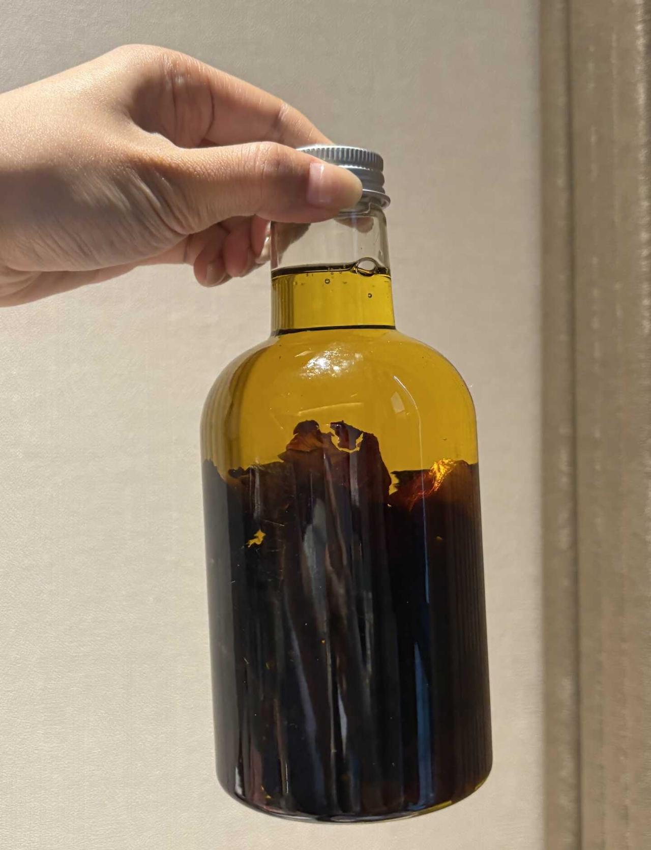自制玫瑰花浸泡油步骤
1.选择瓶子 不透光的环境 玻璃！陶瓷，不锈钢稳定的材质最
