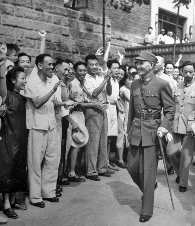 1943年重庆，防空警报时常响起，一场素宴之上，蒋介石向一百零四岁的虚云禅师询问