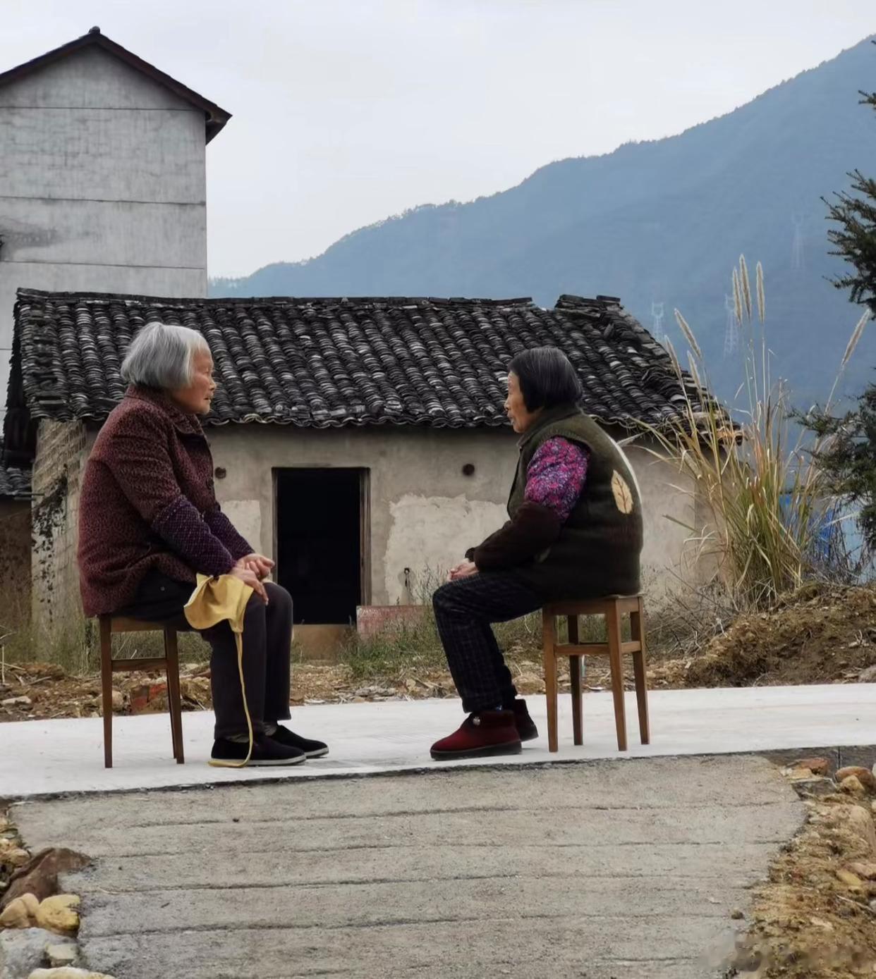 我发现医院里有一个很奇怪的现象，不知道大家发现了没有?城里的老年人生病了，住院都