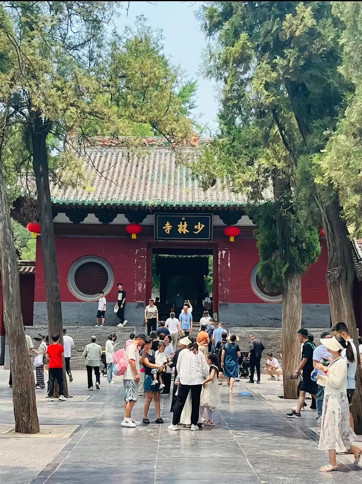 就靠这个庙门赚得盆满钵满，这些资金也不用来建造大型钢筋混泥土建筑，这么多年也没有