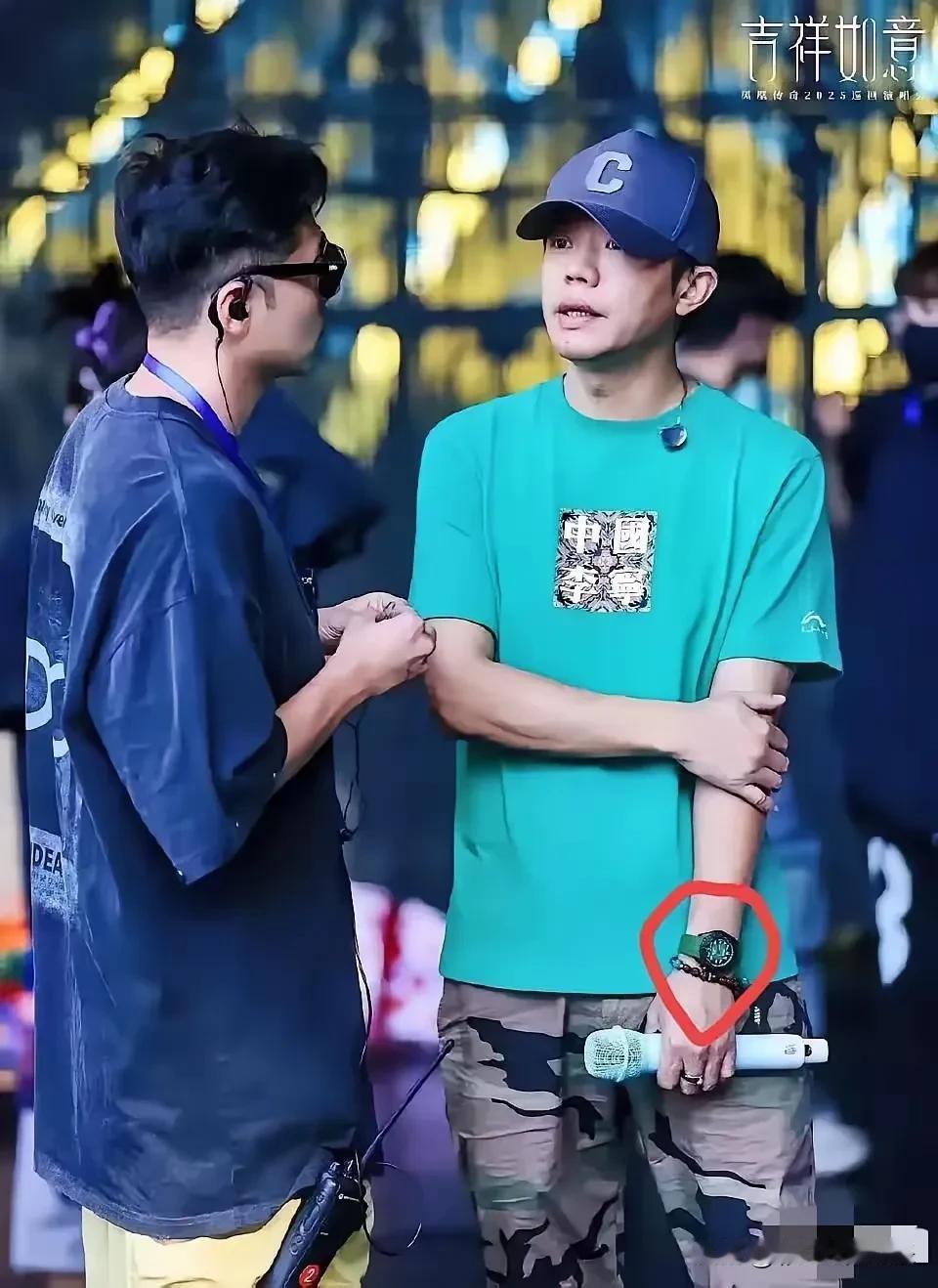 凤凰传奇曾毅戴的不雅手表是朋友送的，他从小家境不好养成了抠门的习惯，曾毅说以为是