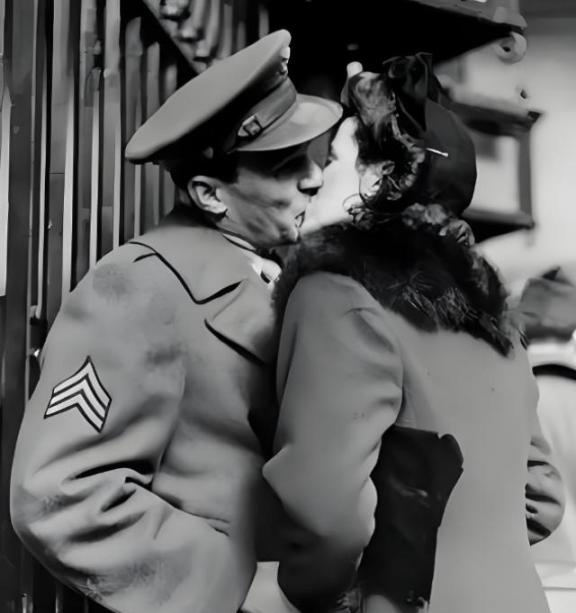 1944年，德国721细菌研究所，一位女管理员哀求负责人亨内博士吻别，博士不假思