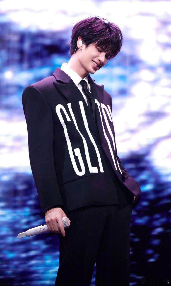 黄明昊爱豆熹妃回宫黄明昊这波直接杀回主场！演唱会全程高能，每一首的唱跳都精准踩点