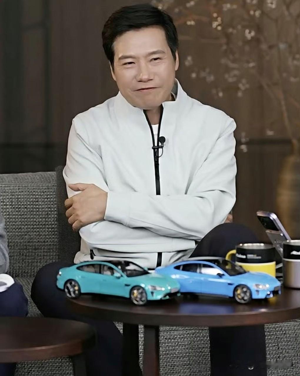 雷军的心态还是非常棒的。
面对掉粉那也是泰然处之啊。
雷军回应掉粉20多万，说确