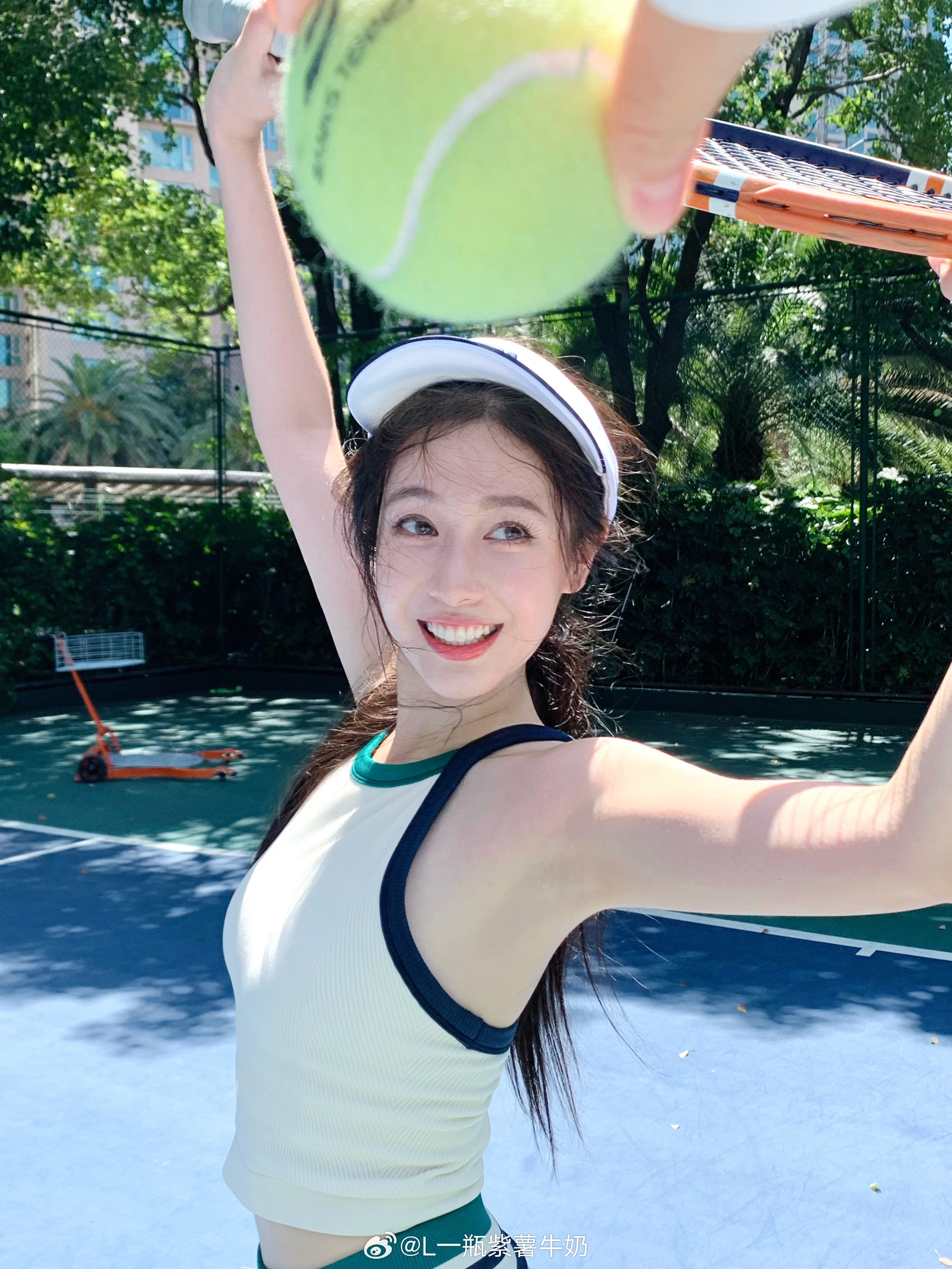 此女又在耍花招 