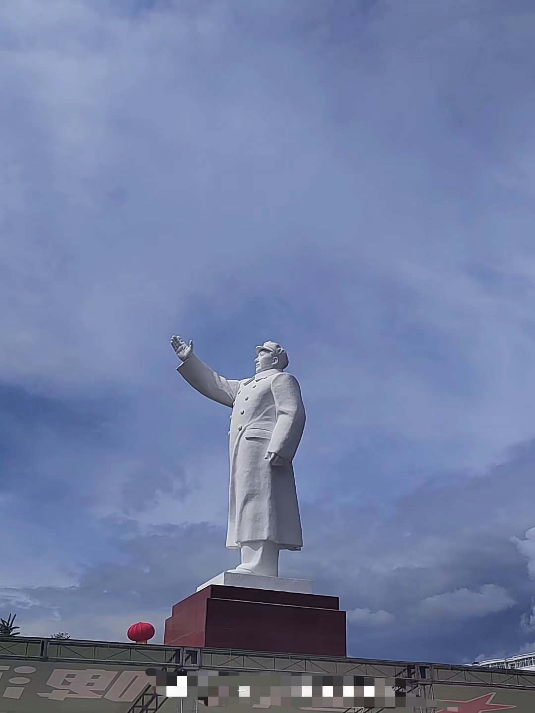 老人家，今天的世界又开始不太平了，这一次该我们上了！ 